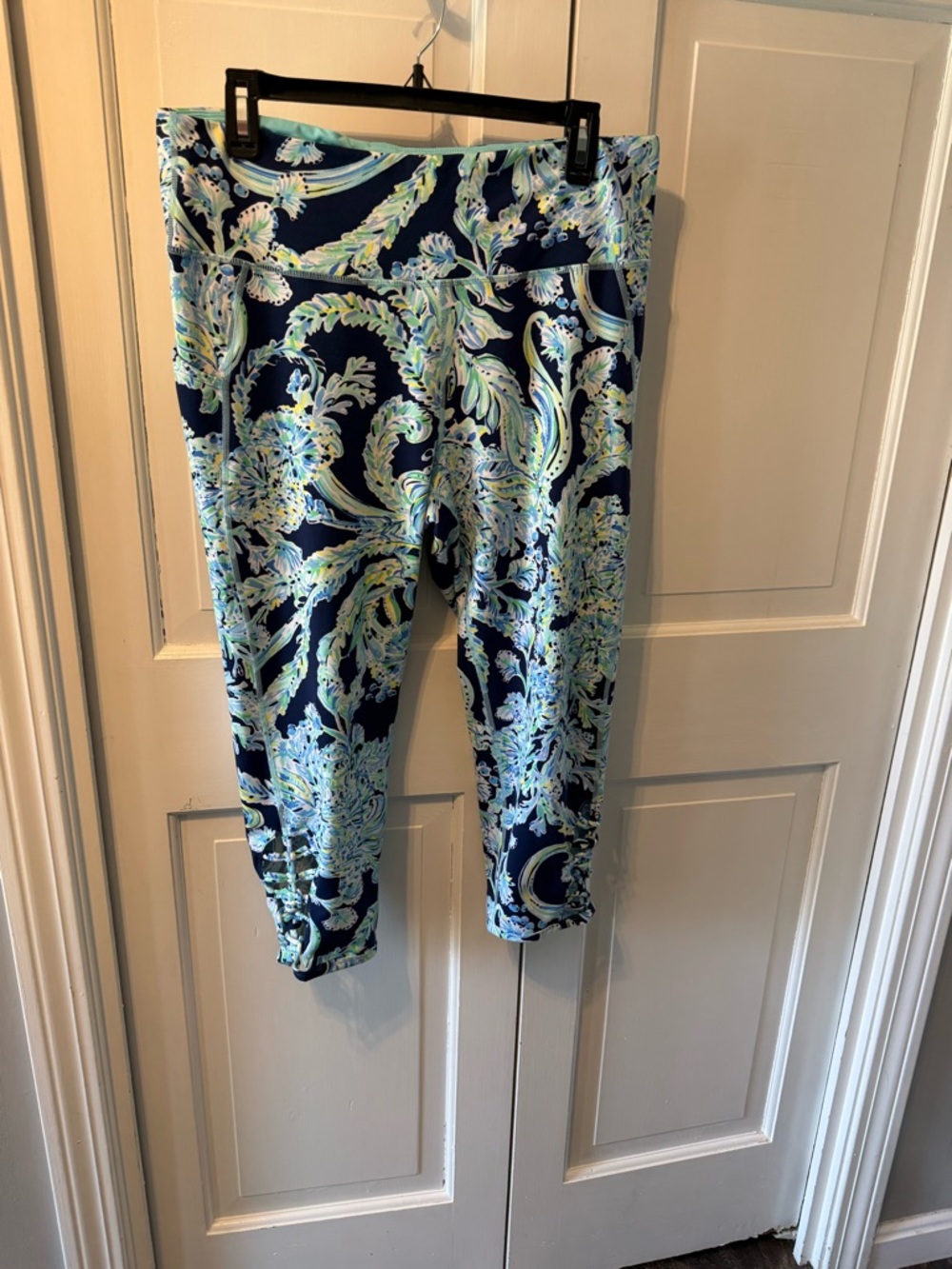 Lilly Pulitzer Navy, Aqua & Pink Floral Capri Leggings NWOT - Picture 5 of 10